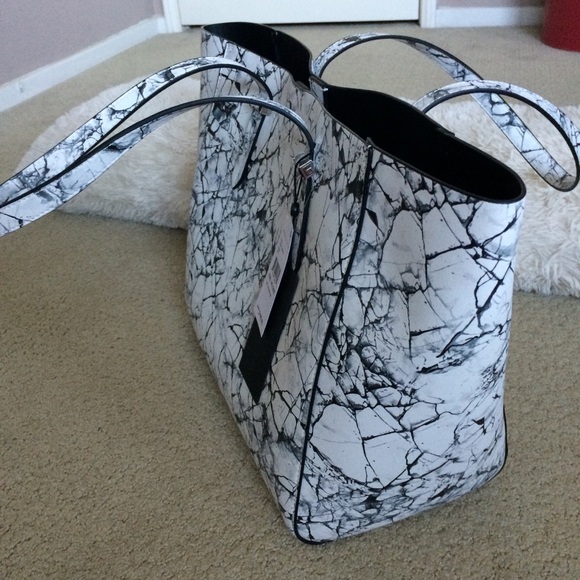 Kendall + Kylie tote with pouch - Picture 5 of 8